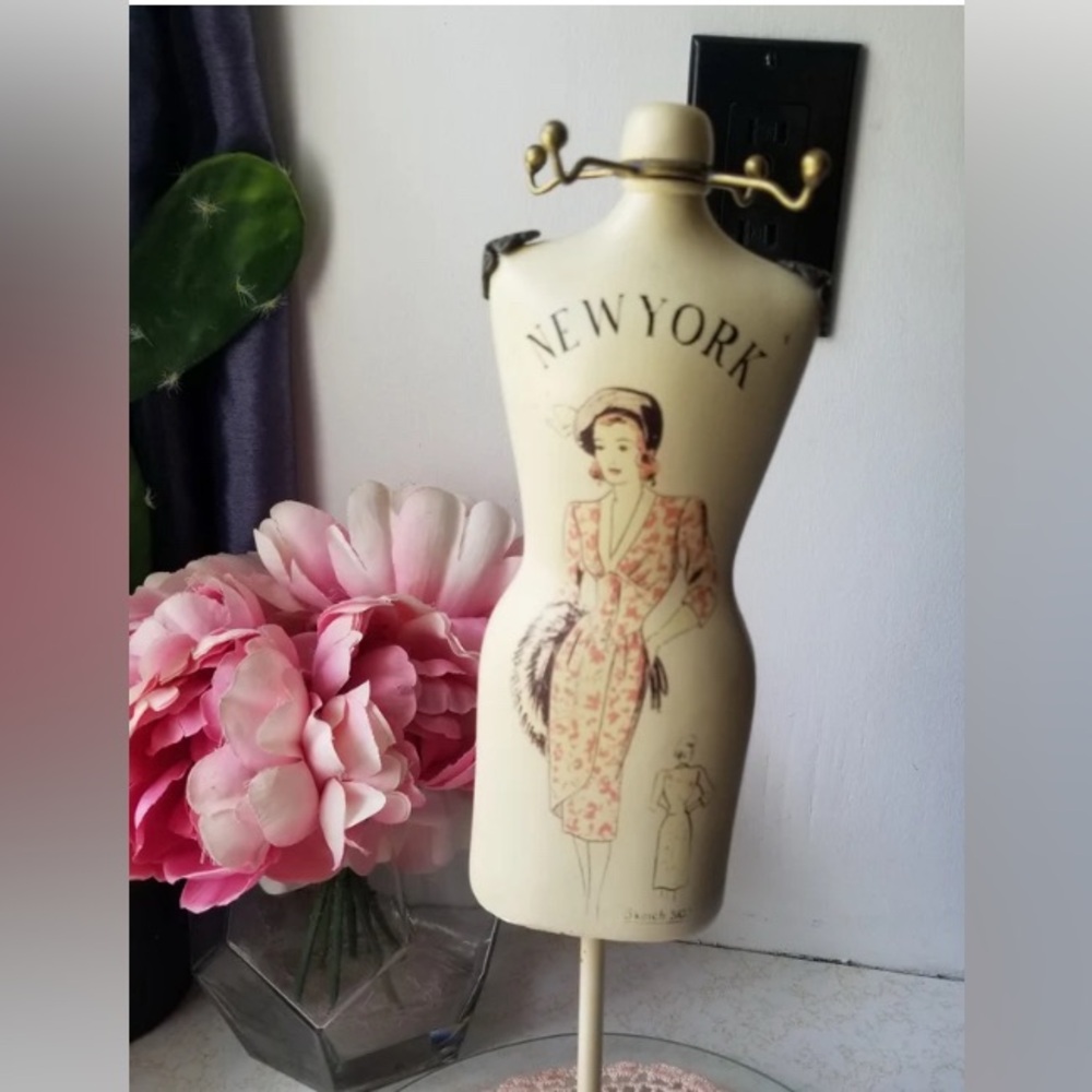 Vintage Minature imitation of French female bust/ jewelry tree 💎💍